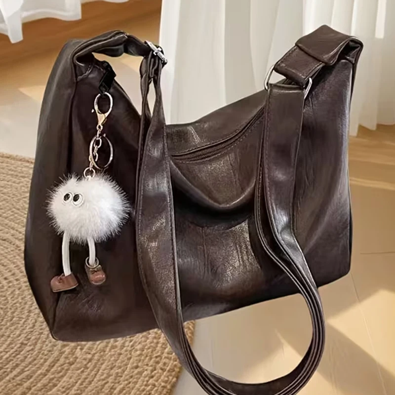 Damen-Umhängetasche aus weichem PU-Material mit großem Fassungsvermögen, im Vintage-Stil, lässige Crossbody-Tasche, Handtasche mit breitem Träger und einem niedlichen Plüsch-Schlüsselanhänger für den täglichen Gebrauch. – Detail 3