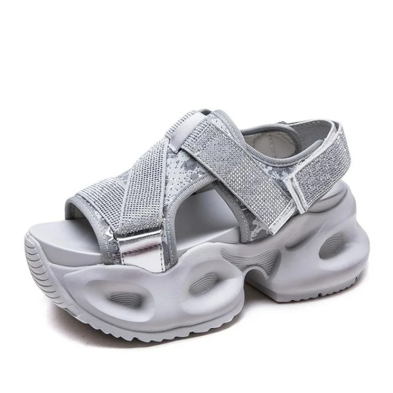 

Летние блестящие разноцветные кроссовки из синтетической кожи 6,5 см Fsahion с открытым носком на полой платформе и танкетке, женские удобные кроссовки