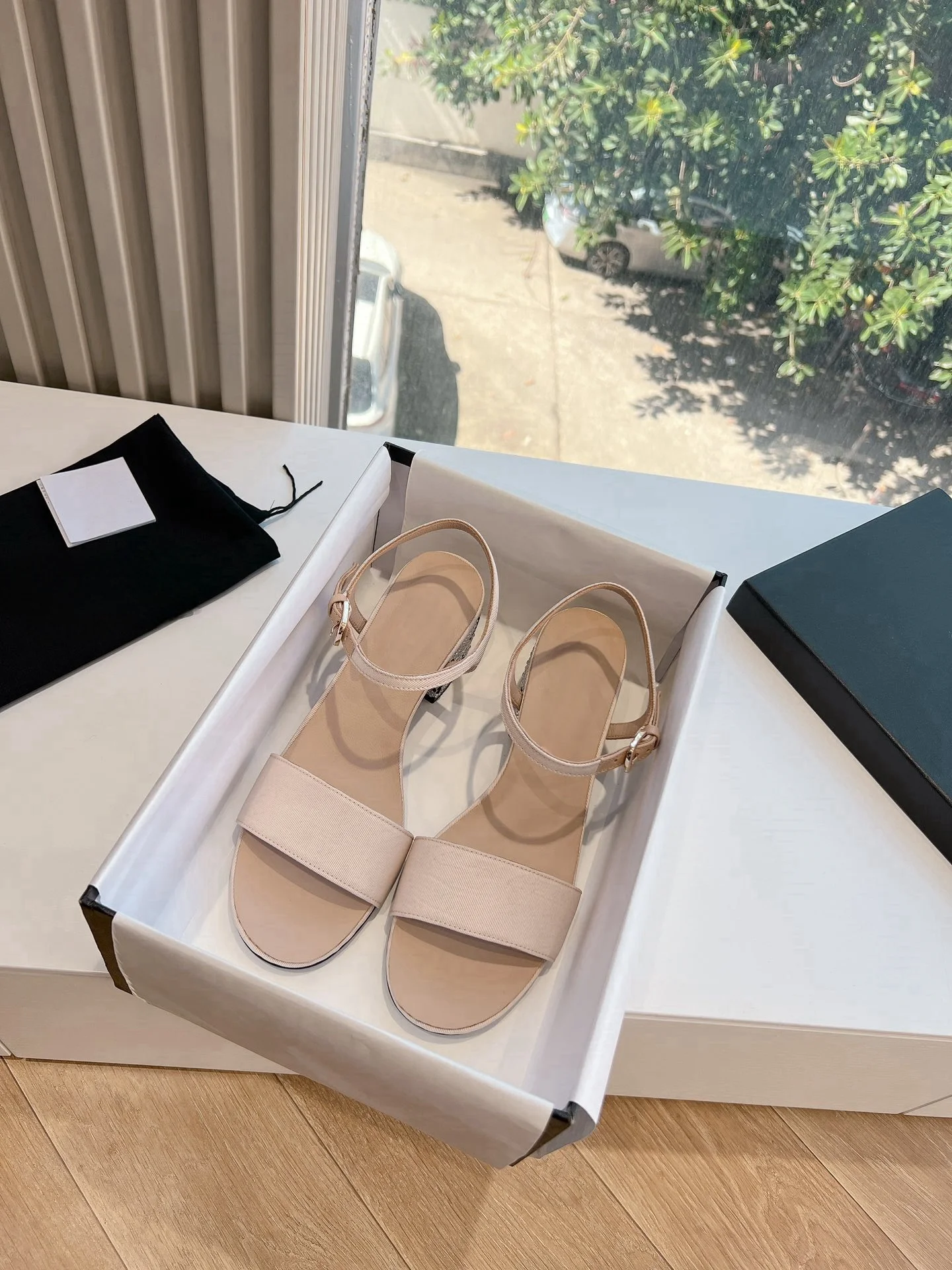 

2024 New Rhinestone Fish Mouth Chunky Heel Sandals, comfortable on the feet, very versatile.