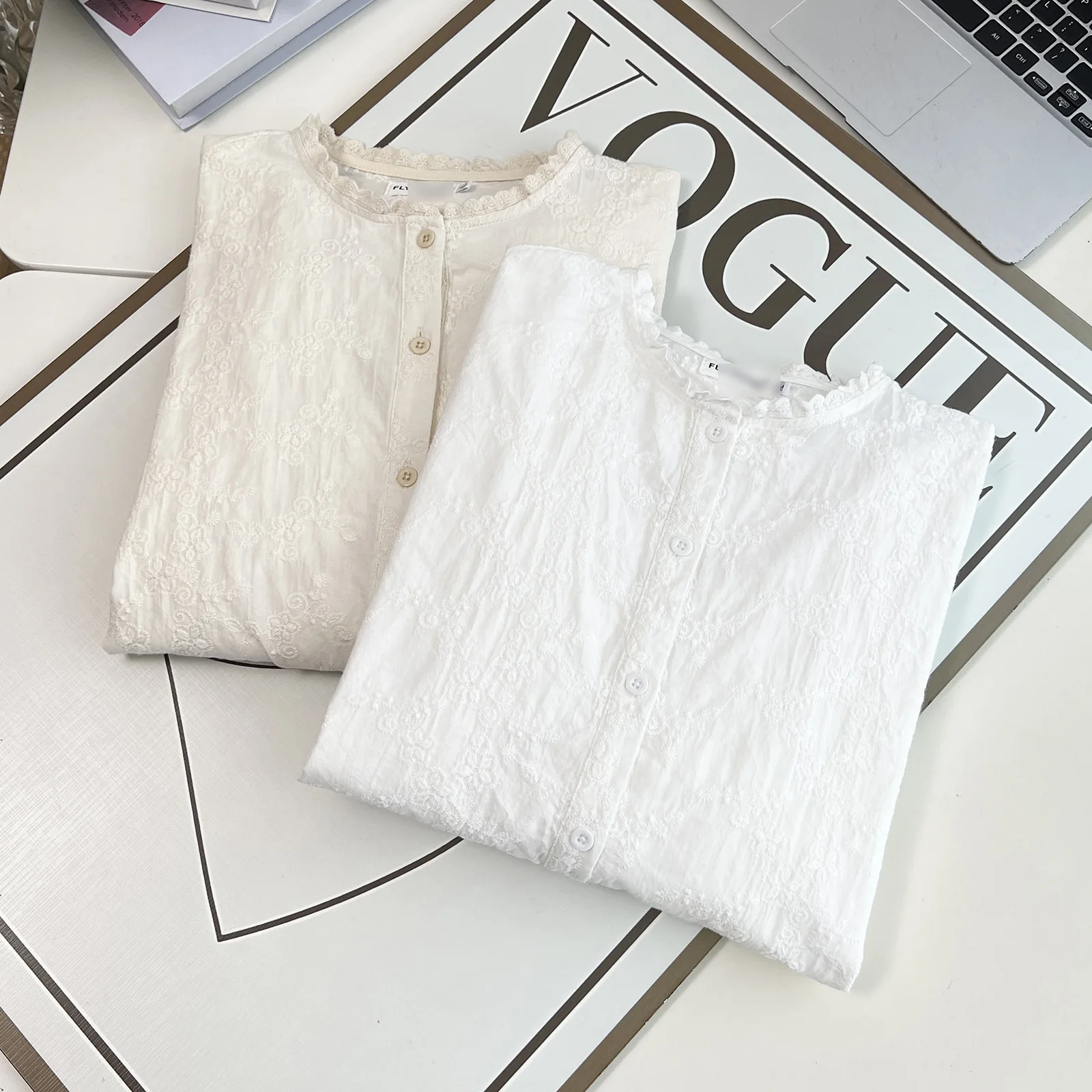 플러스 사이즈 여성 블라우스 2025 가을 신상 예술적 스타일 러플 칼라 코튼 자수 자카드 긴팔 셔츠 9090