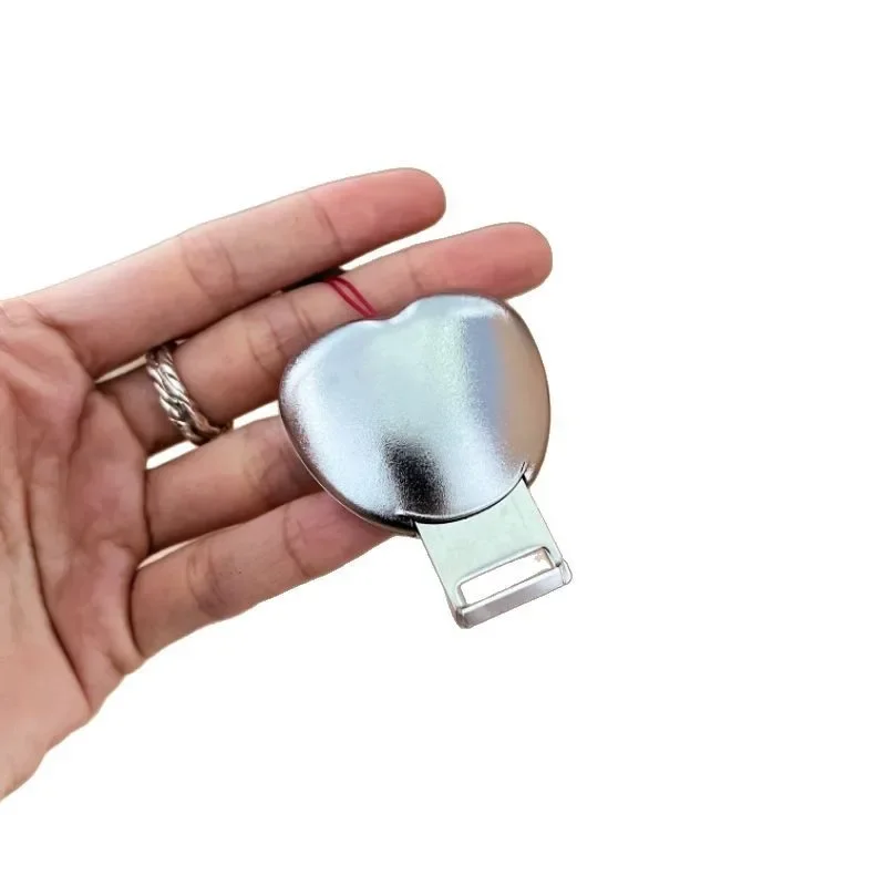 

Dormitory students use apple peel mini portable paring knife to peel fruit