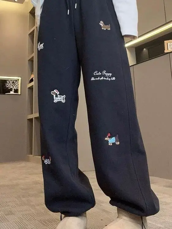 Luźne spodnie dresowe z prostymi nogawkami i haftem dla kobiet, na wiosnę i jesień, sportowe, codzienne, wyszczuplające spodnie z szerokimi nogawkami.