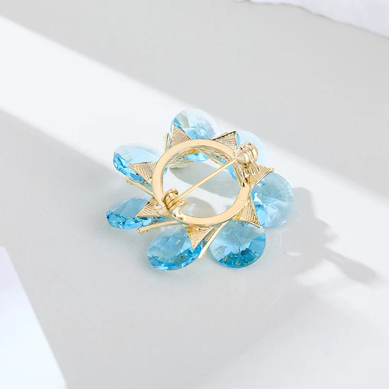 A light luxury zircon inlaid geometric round brooch from Shijia, a luxurious suit and evening accessory