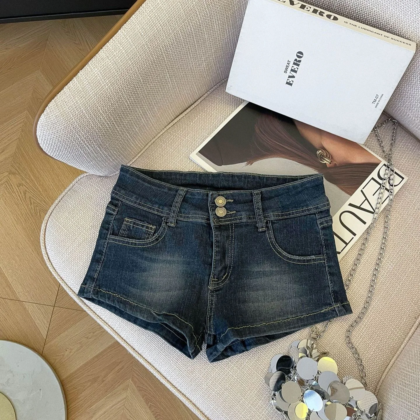 

Ретро-шорты из темно-синего выстиранного денима для женщин, лето 2026, новые сексуальные облегающие шорты-хипстеры