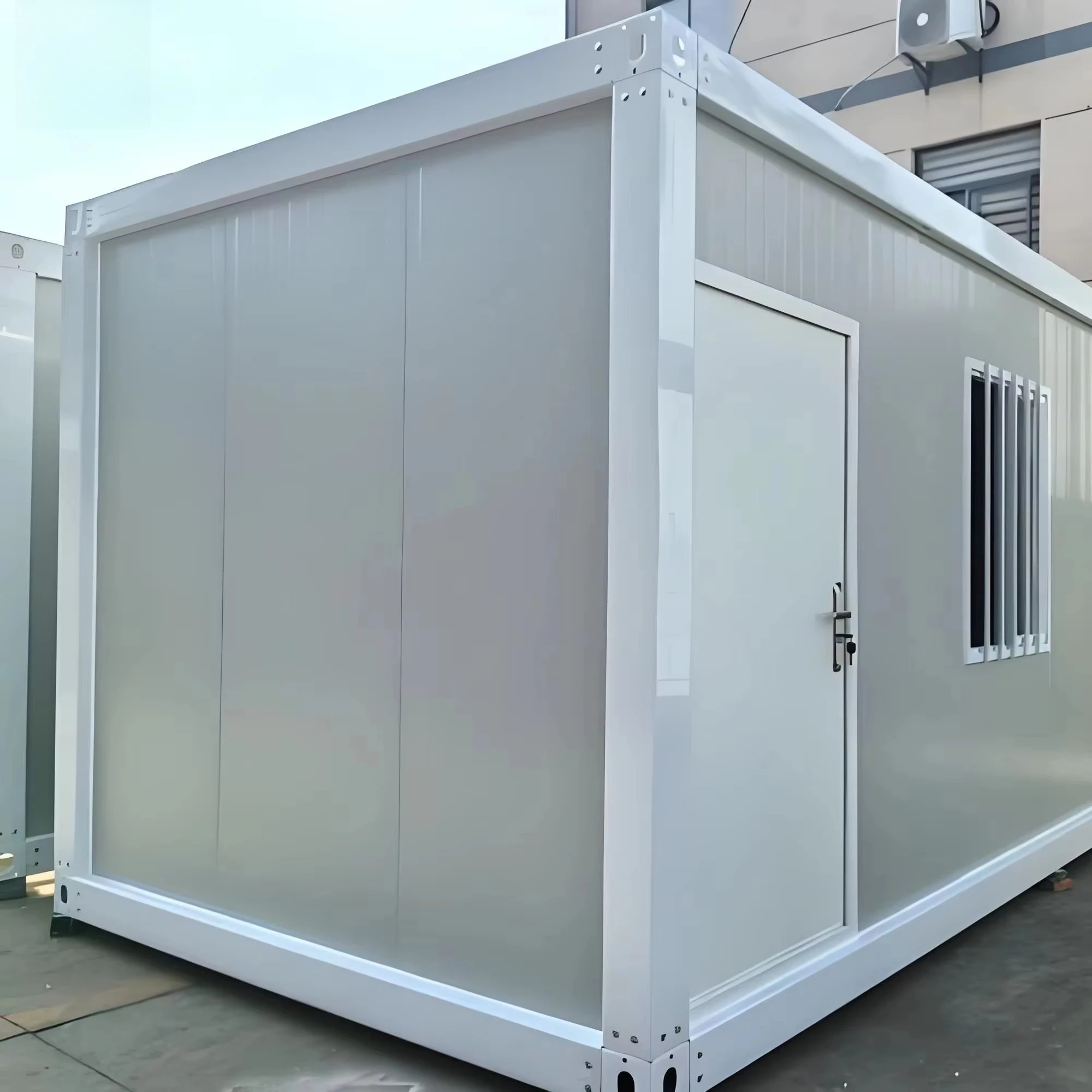 Maison conteneur modulaire intégrée préfabriquée de luxe, portable, 20/40 pieds, avec panneaux sandwich démontables