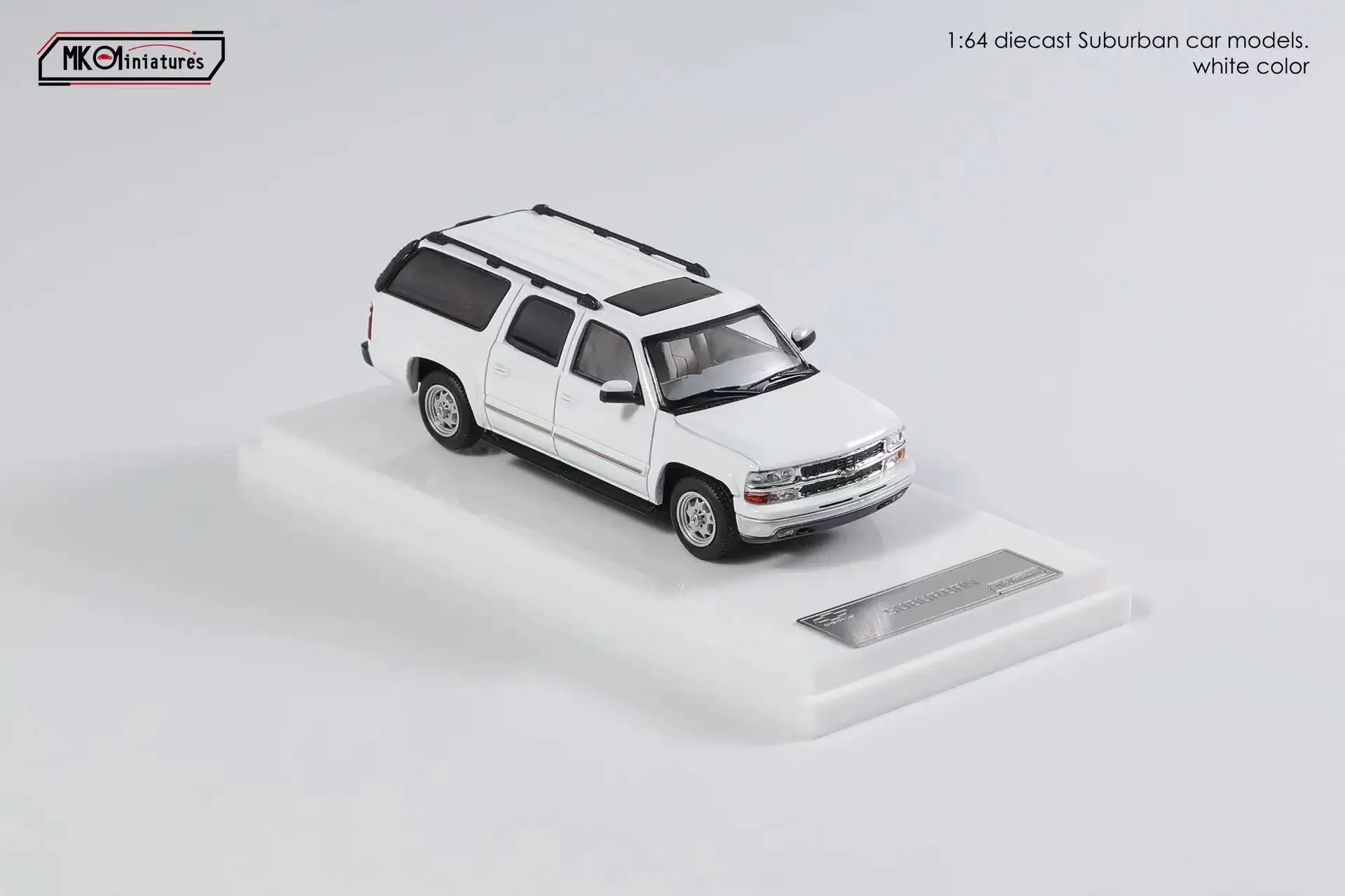 MK Miniatures 1:64 2003 Suburban Diecast Models - odlewany model samochodu w kolorze białym