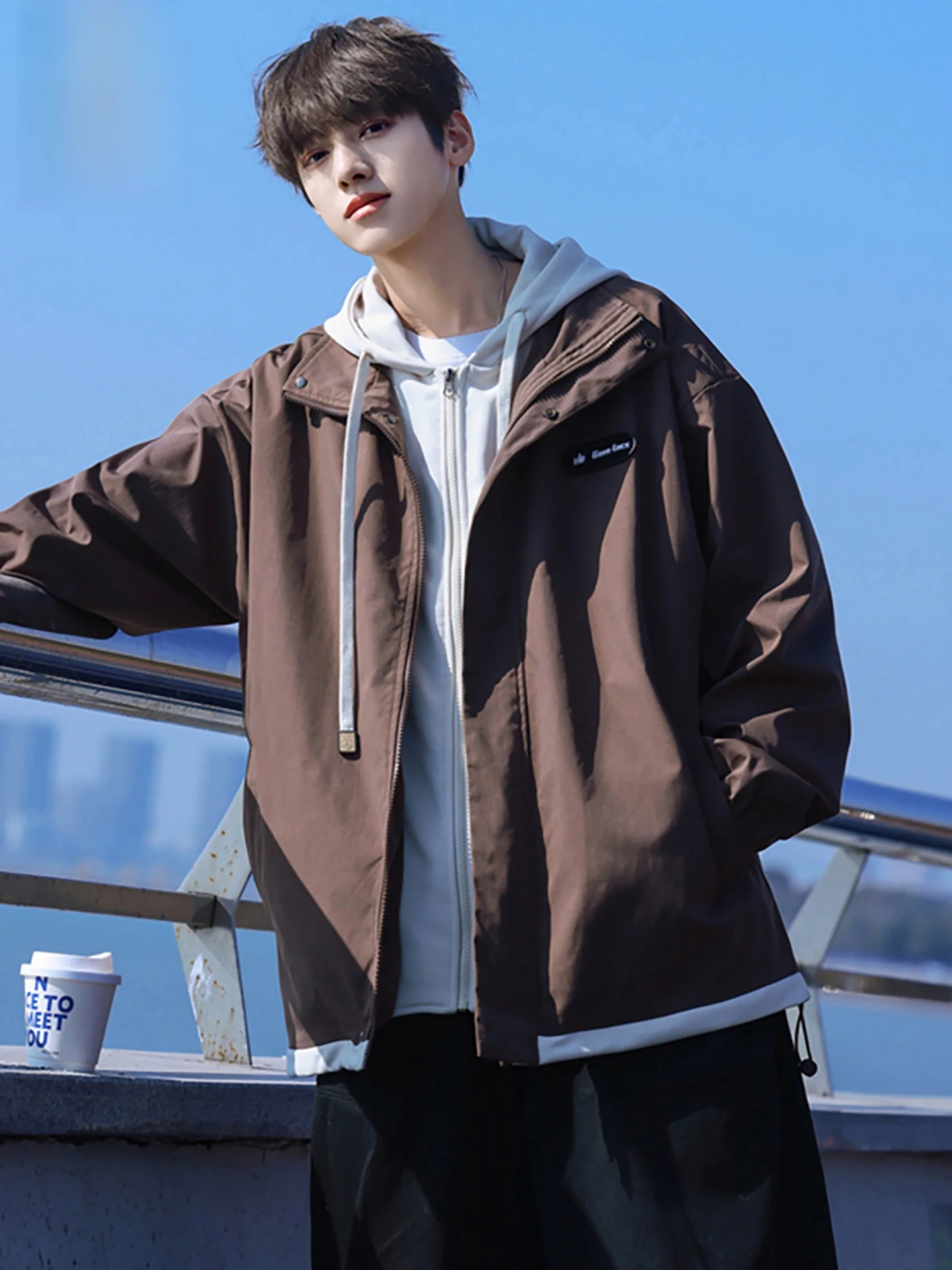 

Мужская повседневная куртка с капюшоном, имитация двухслойности, модная, весенне-осенняя, свободного кроя, для подростков, универсальная верхняя одежда, стильная, из полиэстера