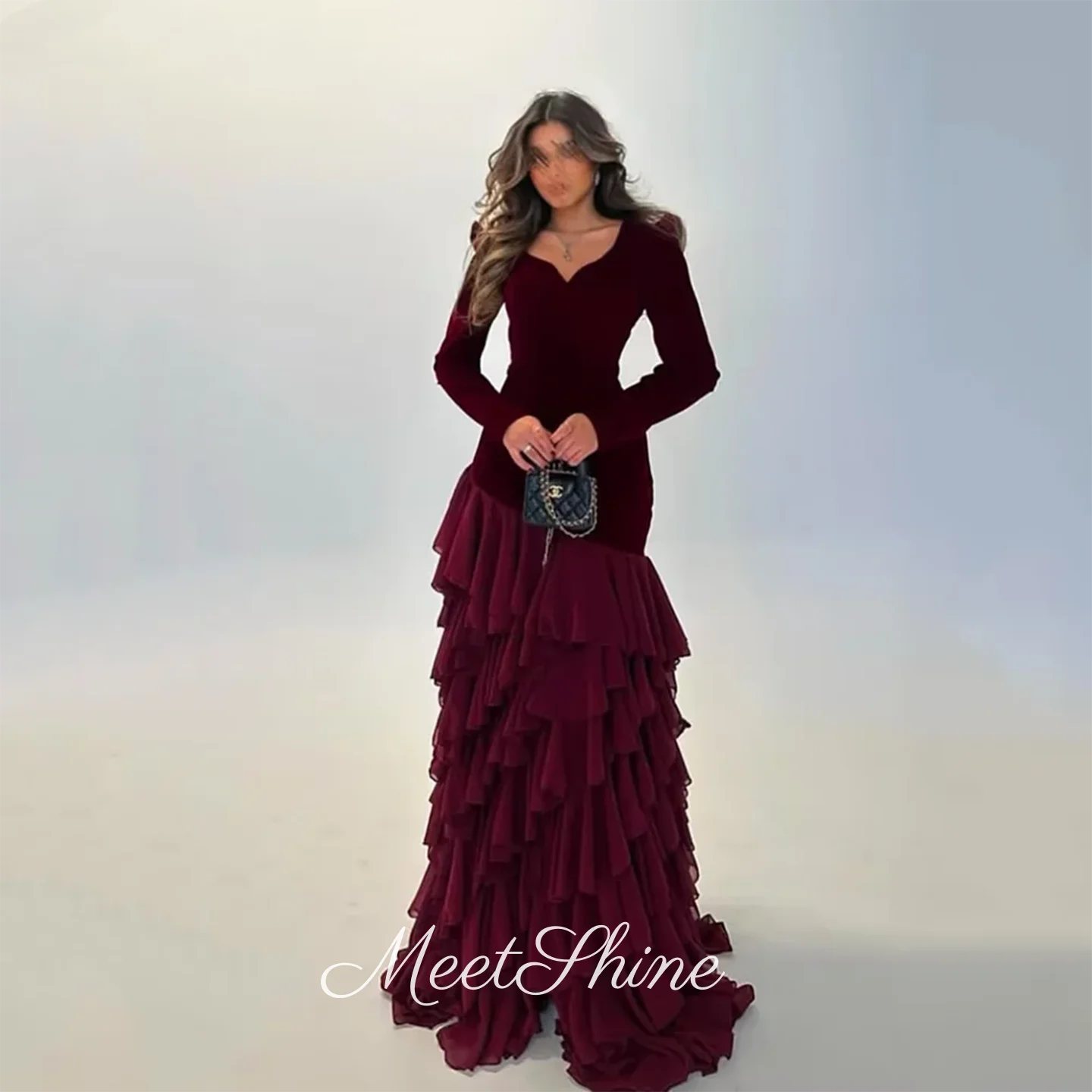 Vestido de noche elegante de sirena de terciopelo Burdeos con cuello en V y volantes con abertura lateral escalonada vestido de fiesta Formal personalizado vestido de fiesta de boda