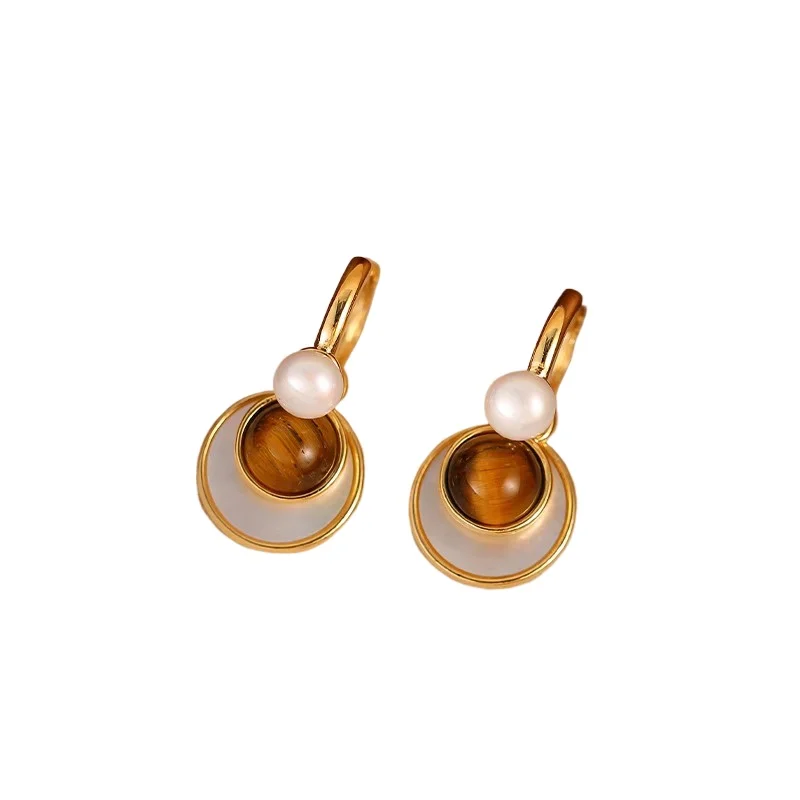 

Shell pearl earrings women's niche light luxury temperament socialite retro simple personalized earrings