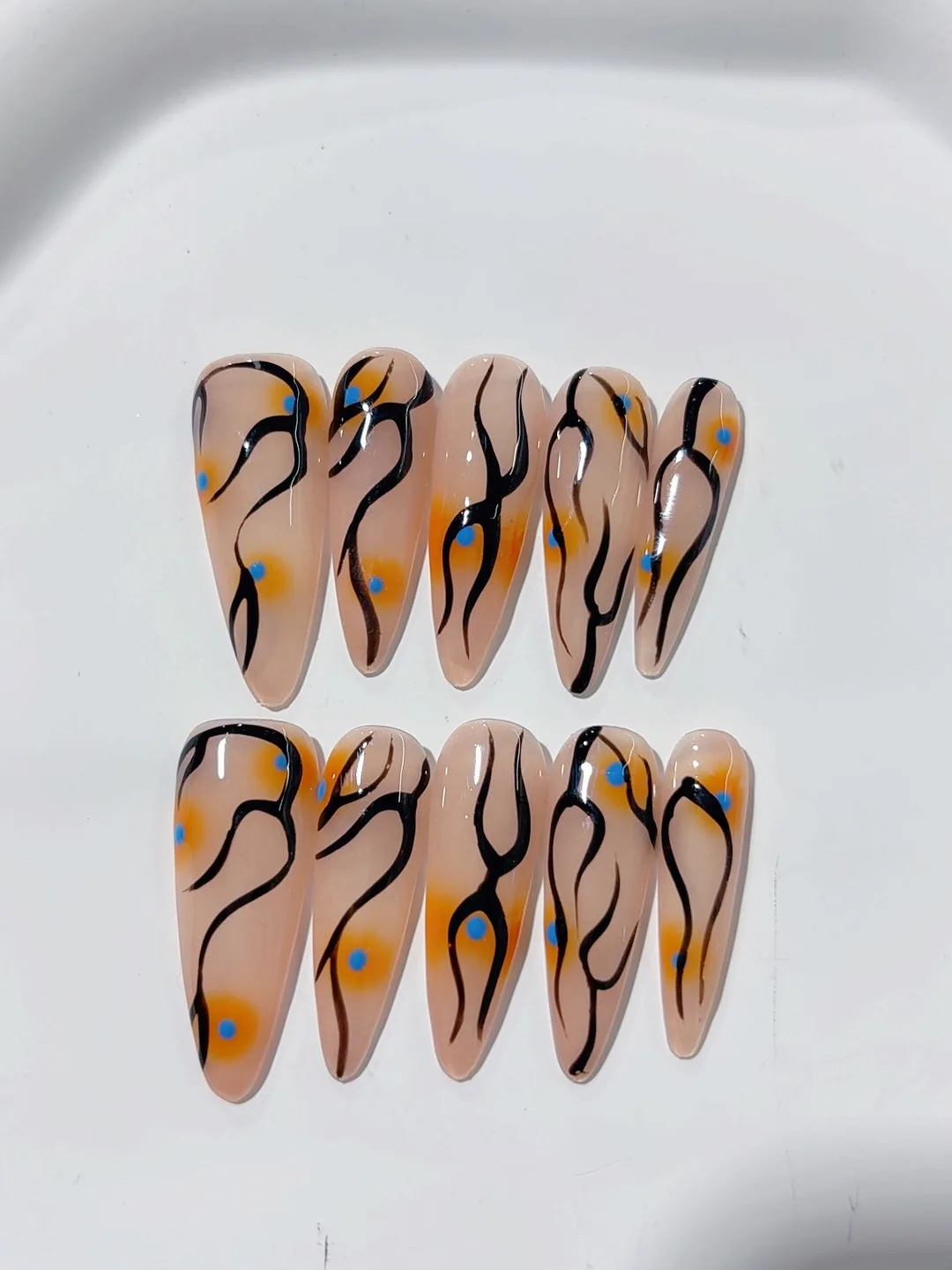 

Irregular Line Nail Art Medium-Length Pointed Fake Nails (L030)