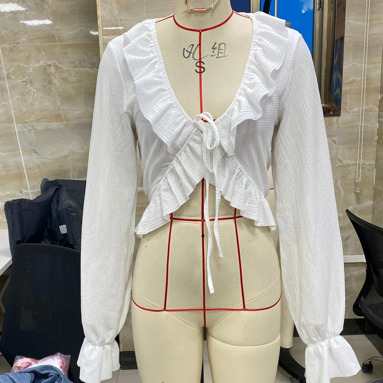 Mini abito halter patchwork da donna caldo Abito sottile con perline con catena ritagliata aperta sul retro Abito con volant per viaggi in club di feste in spiaggia