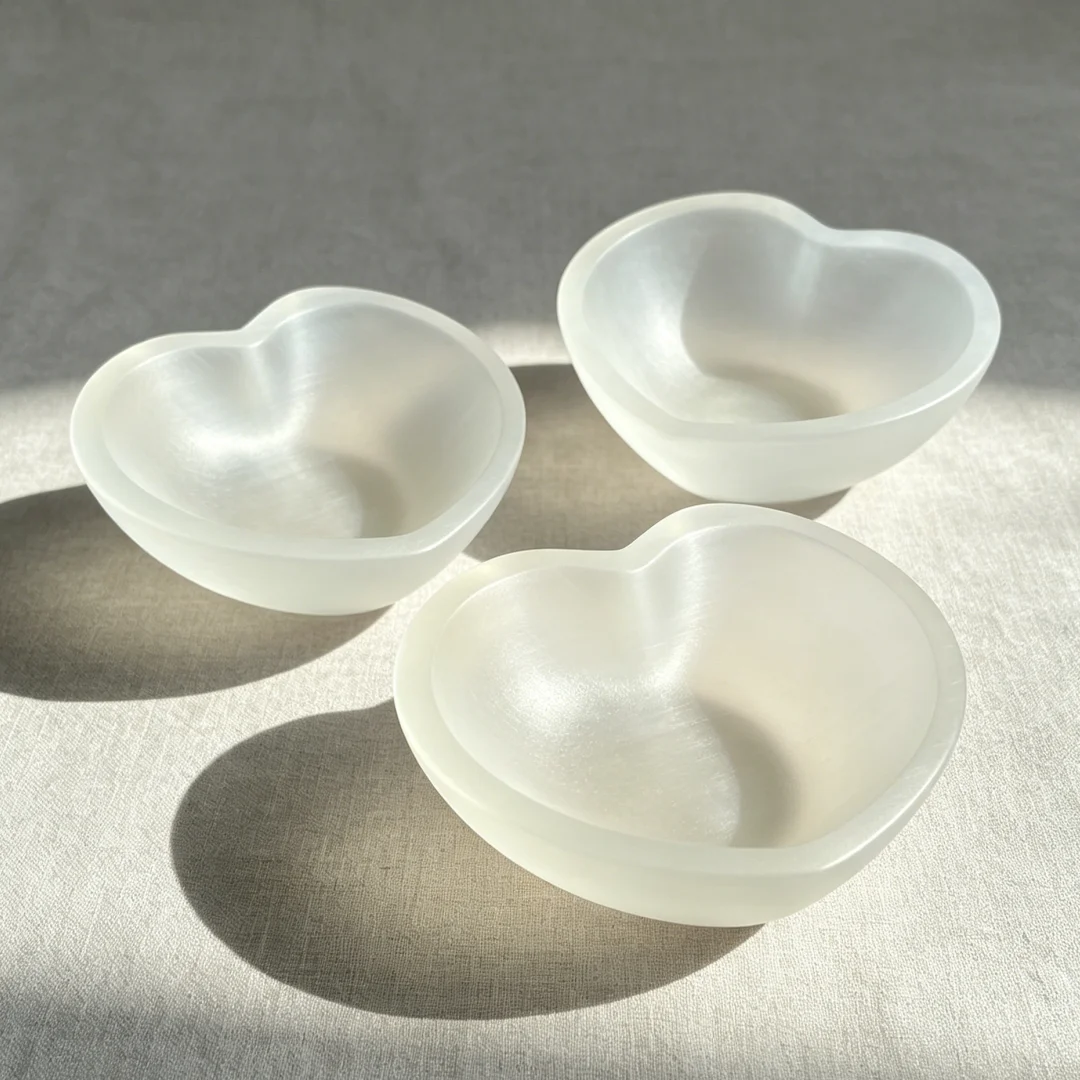 1pc Selenite Bowl Plate Ornament, Heart-shaped Carved Quartz Crystal,Gift for Friend, Office Bedroom Living Room Home Decoration