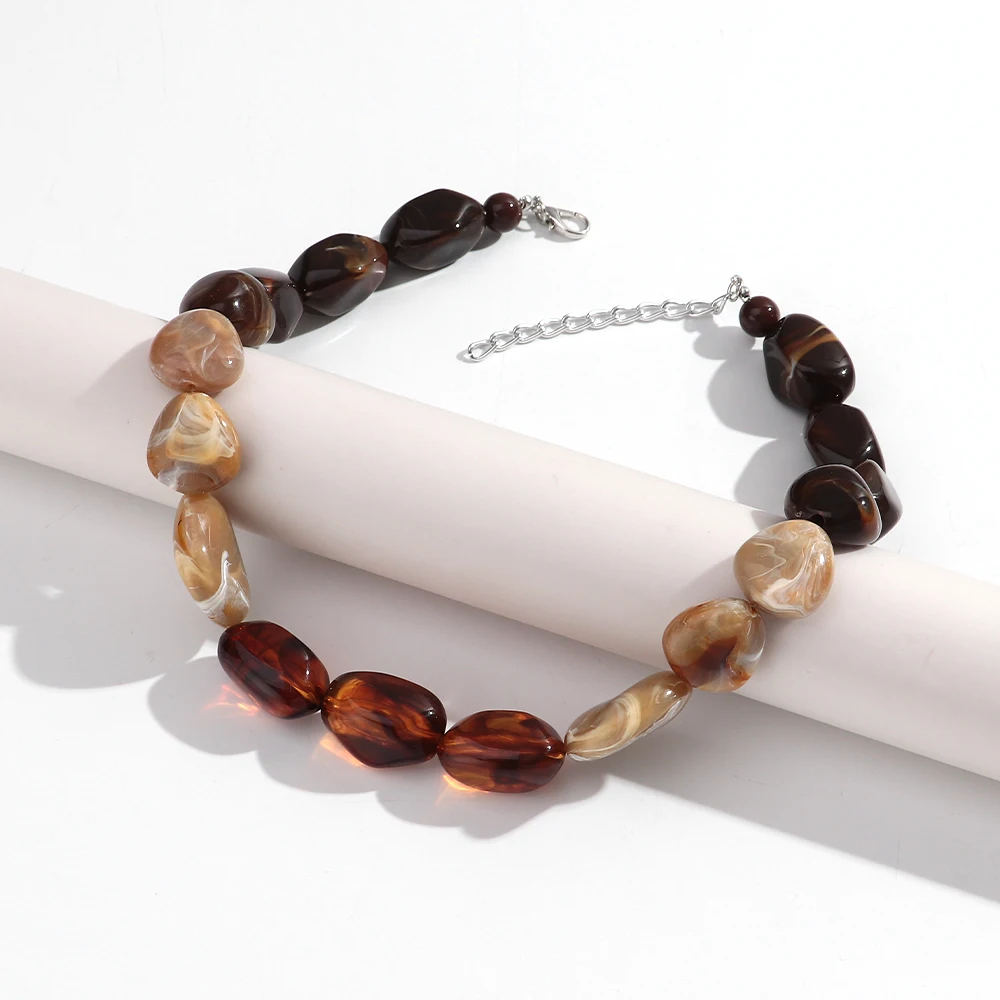 Statement-Halskette aus Harzperlen mit unregelmäßigen Formen, handgeknüpft, marmoriert, geometrisch, Perlen-Choker, Vintage-Schmuckgeschenke – Detail 5