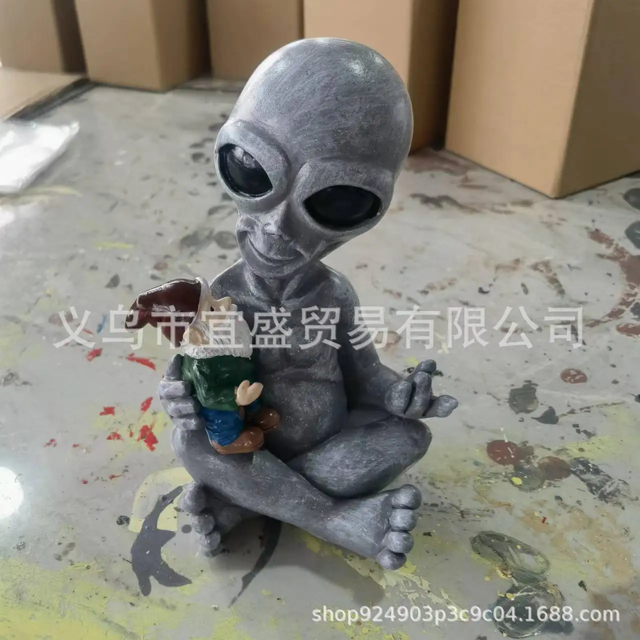 Alien Holding Gnome Statue - Fantasy Garden Ornament, Resin Outdoor Sculpture for Yard & Patio, Unique Whimsical Decoration Gift