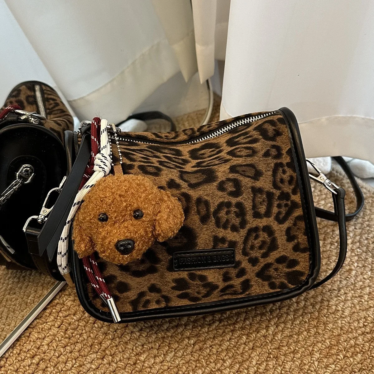 

United States Super Fire Niche Matte Bag Women's 2025 New Popular Leopard Print Messenger Bag Fashion Shoulder Armpit Bag