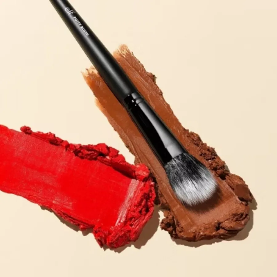 Putty Blush Brush — это текстура дуэта волокна помогает создавать смешанный эффект или можно использовать для жирных бликов.