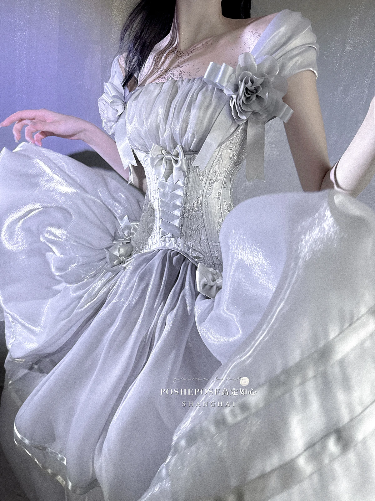 Abito lungo argento a vita alta slim fit con colletto quadrato dal design originale Abiti da compleanno per feste di matrimonio con fiori dolci da donna 2025