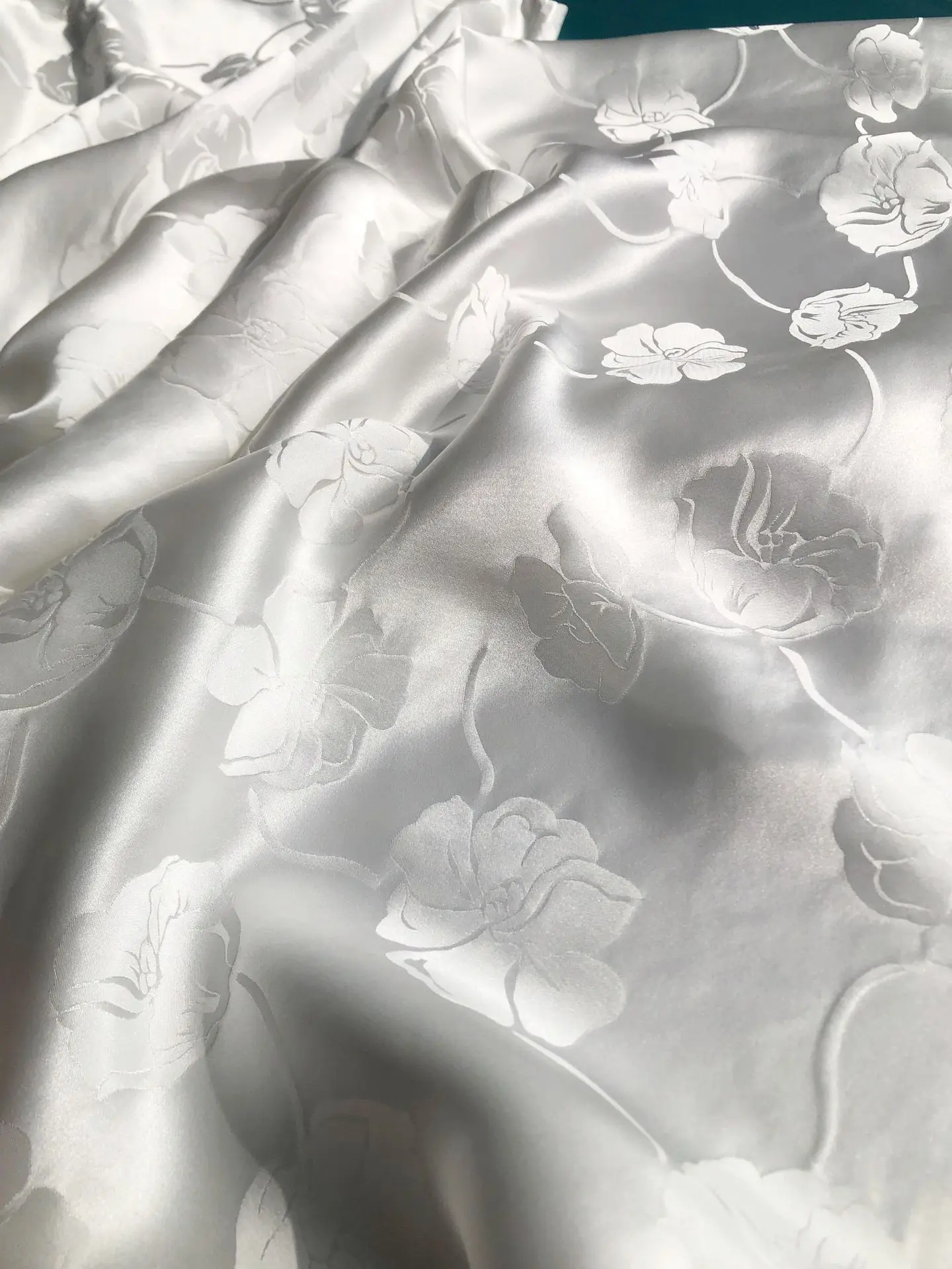 ผู้หญิงดอกไม้ Jacquard สลิง Robe Backless V คอแขนกุดเอวสูง Elegant Slim 100% ผ้าไหม Maxi ชุด