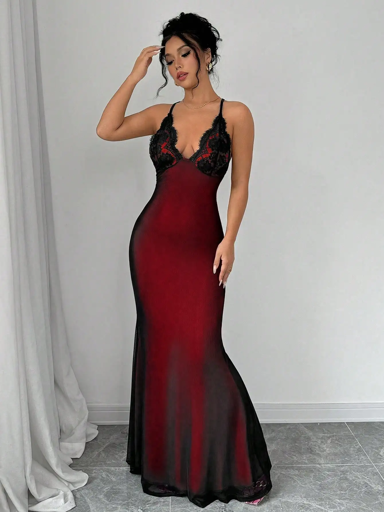 Vestido Sereia com Decote em V e Renda, Ombre Vermelho a Preto