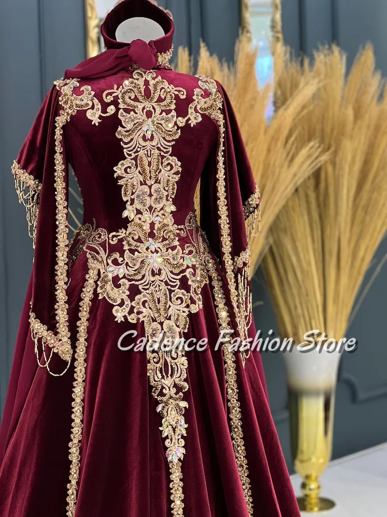 Customized Luxury Burgundy Crystal Wedding Dress High Neck Long Sleeve Gold Lace Appliqué Tassel Crystal Beaded Decoration Brida