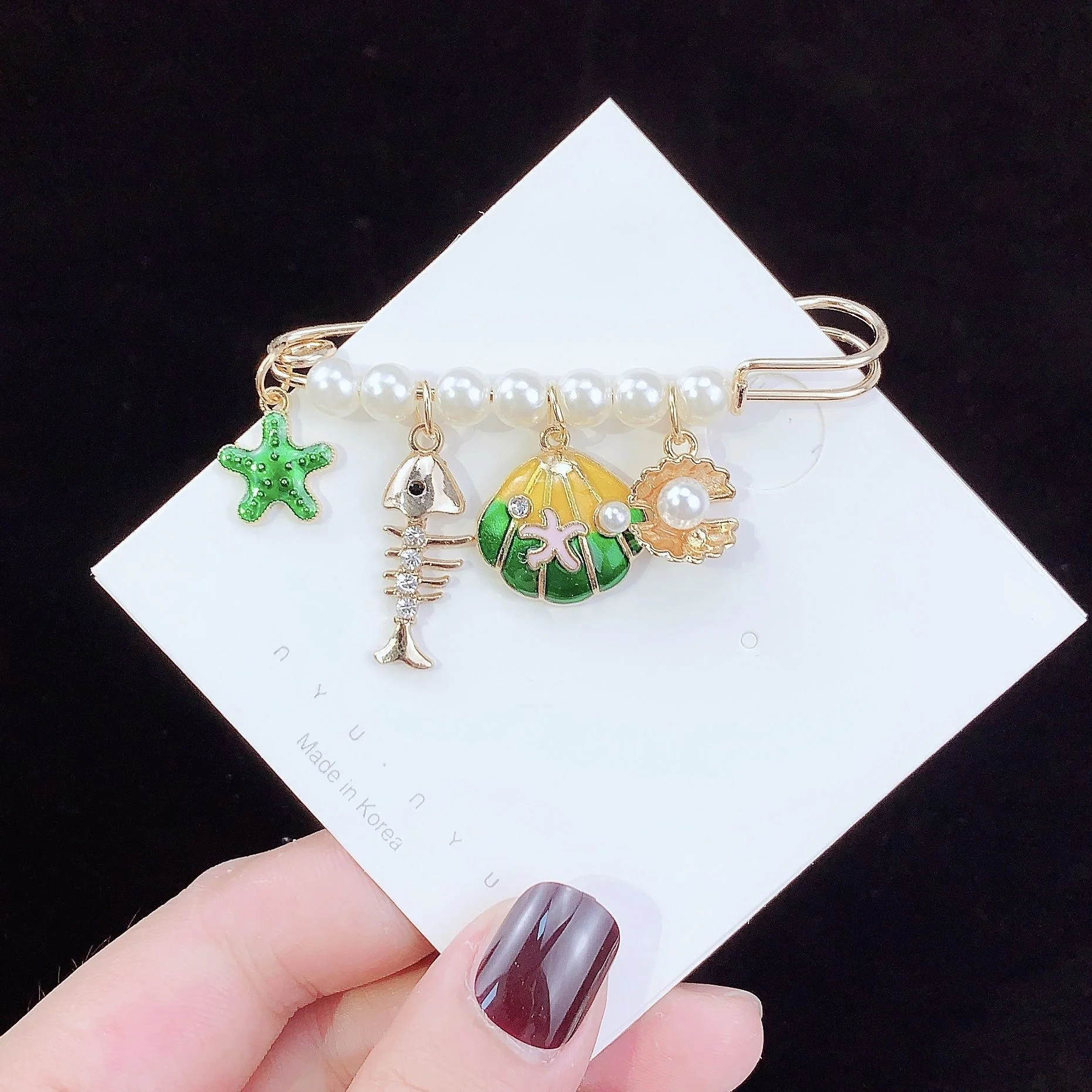 

Creative Tassel Brooch Cute Japanese And Korean Daisy Charms Brooches jeans waist tighting Anti Explosure Buckles Accessories