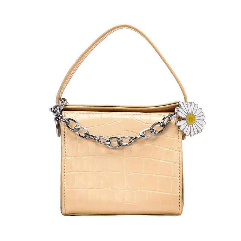 

2025 new summer outdoor chain crossbody small square bag Korean version niche design fashionable mini mouth red envelope