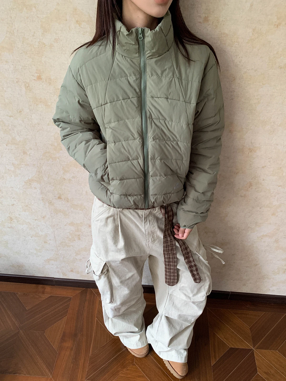 

Aket Lazy Simple White Du down Воротник-стойка Ребрышки Перо Тет Легкая теплая повседневная верхняя одежда для пар