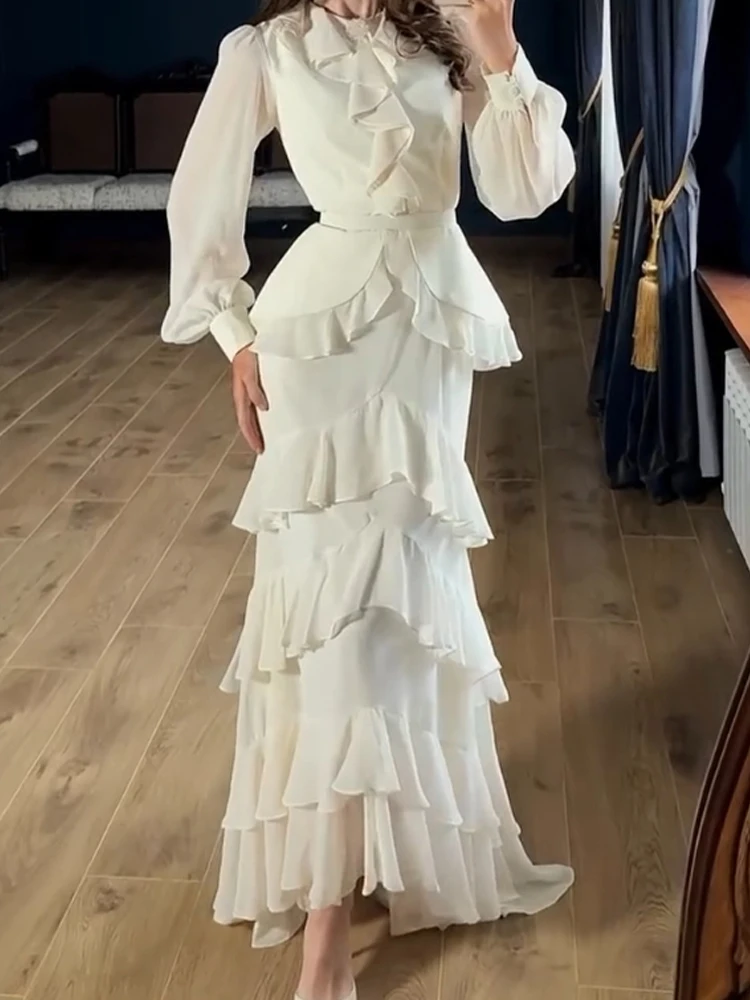 Vestido com babados, gola redonda, manga lanterna, bainha assimétrica, bainha com babados em camadas, vestido Pary com cinto