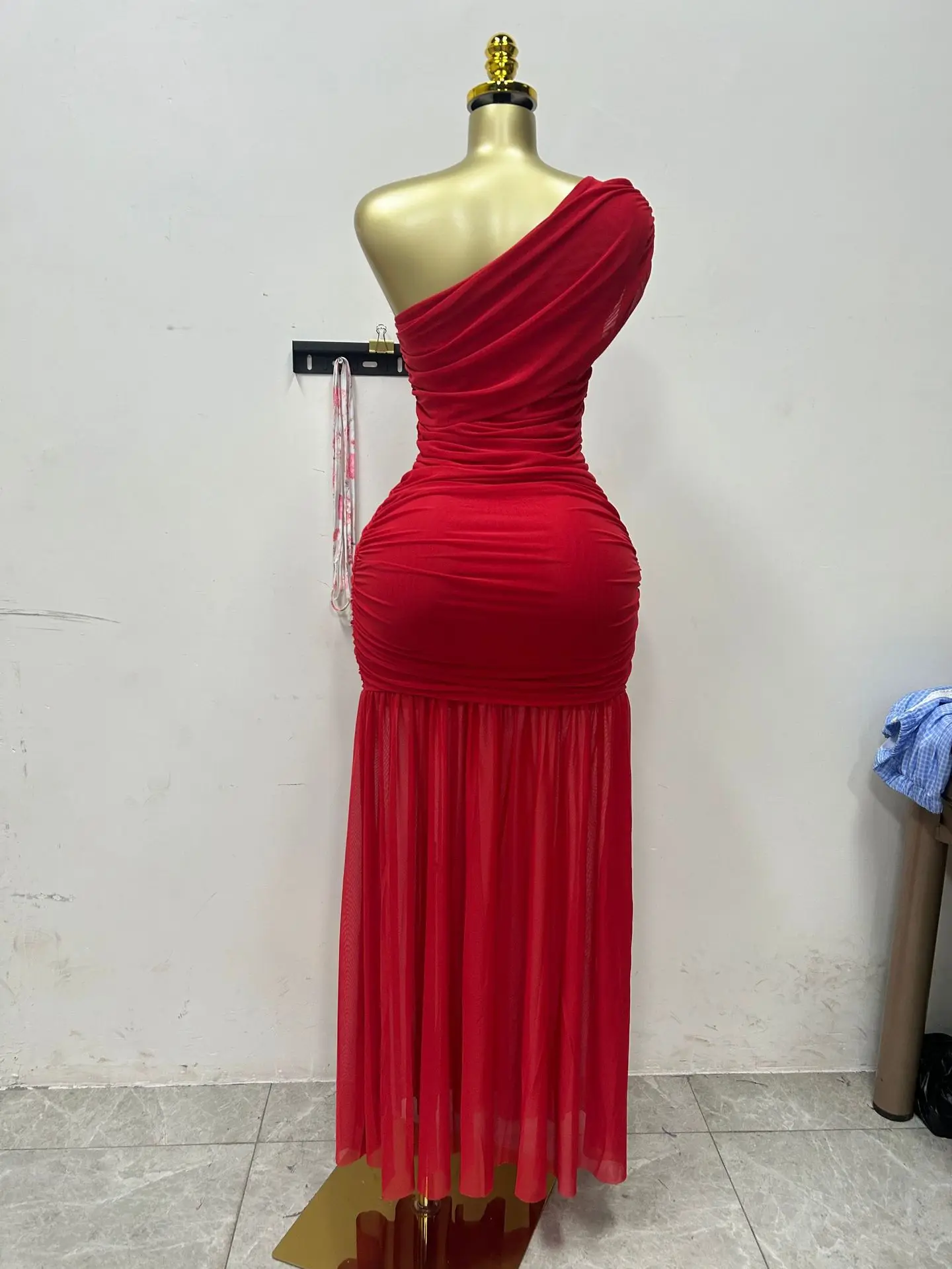 Bangniweigou 민소매 슬랜트 오프 숄더 플리츠 스플릿 메쉬 드레스 여성 로맨틱 파티 우아한 블랙 화이트 레드 롱 로브