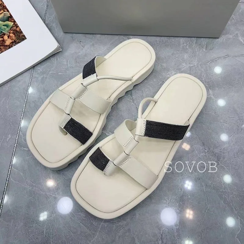 Sandalias Retro de cuero genuino para mujer, chanclas con cuentas de Metal, zapatillas versátiles de suela gruesa, zapatos de playa para vacaciones al aire libre de verano