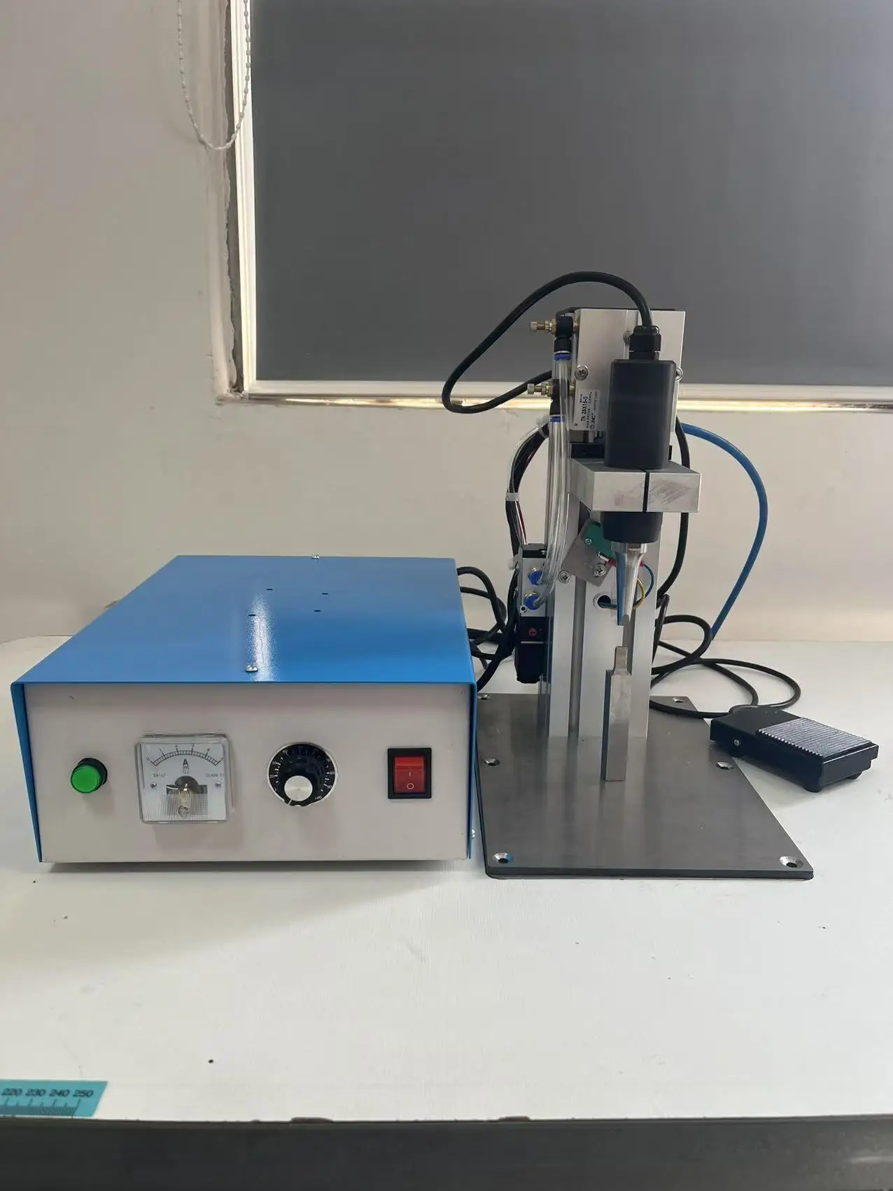 ​ Zgrzewarka punktowa pneumatyczna ultradźwiękowa do tworzyw sztucznych, sterowana pedałem, 35K 1600W, do plastiku, PE, PET, do zgrzewania pudełek spożywczych.