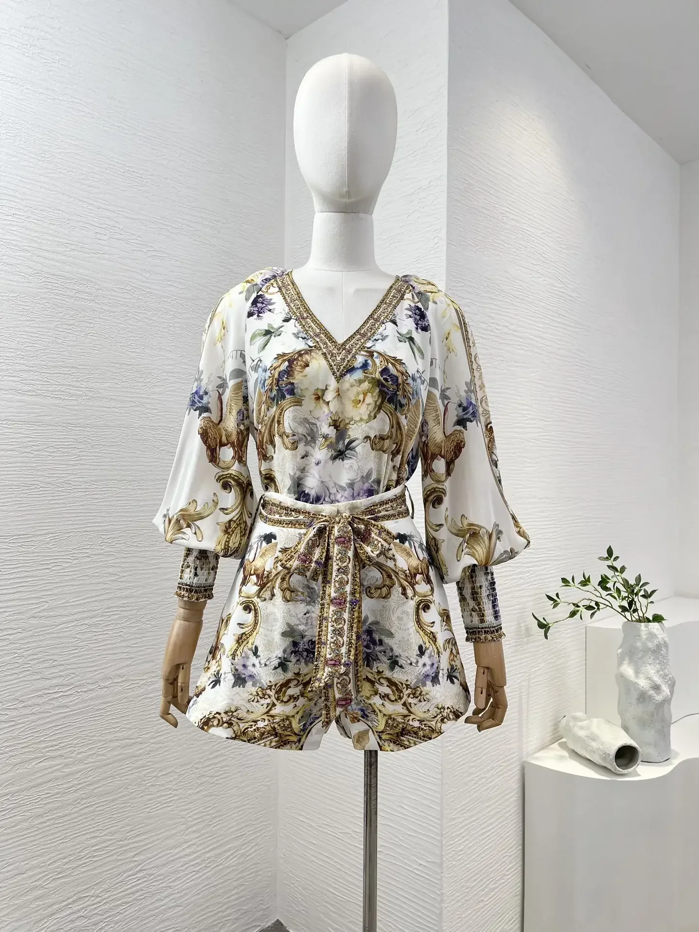 

2024 High Quality Gold Long Sleeve Floral Print Diamonds V Neck Blouse and Shorts Set for Women Two Pieces