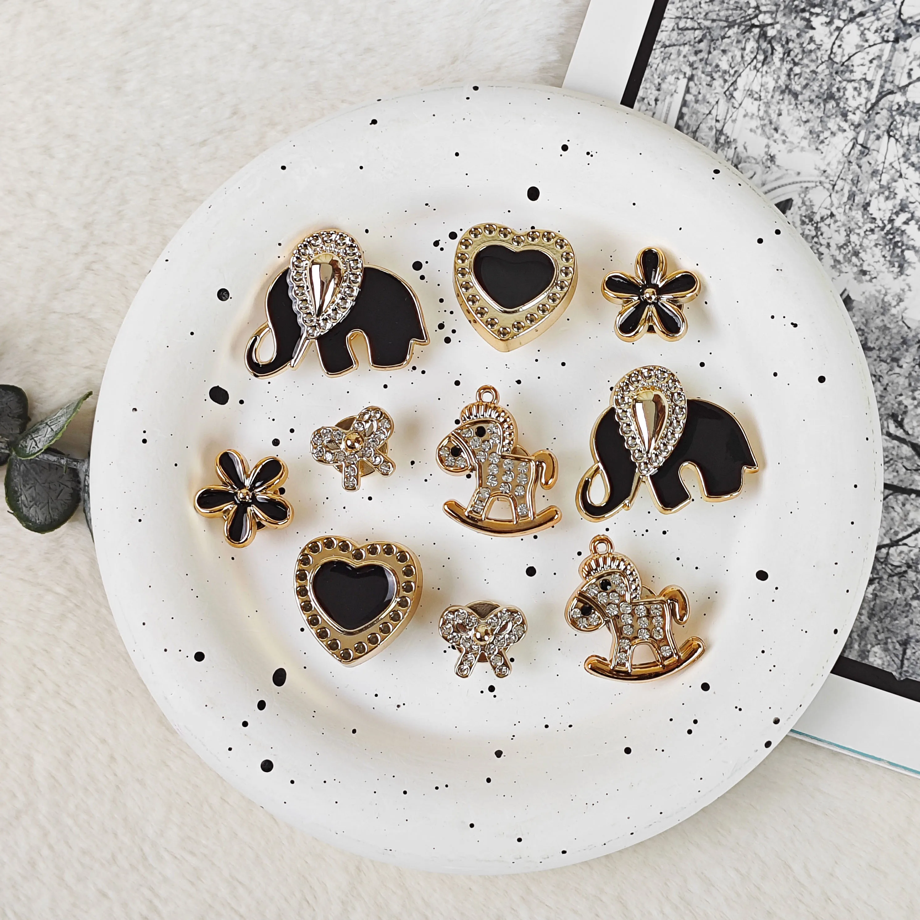 10Pcs DIY Shoe Decoration Charms Shiny Black Elephant, Heart, Rocking Horse, Bow, Flower Decorative Buckles Non-Metal Lightweight Material Y2K Fashion Versatile Cute Personality Style for Men and Women Suitable for Eva Beach Shoes, Sandals, Removable Shoe Decoration, Holiday Gift