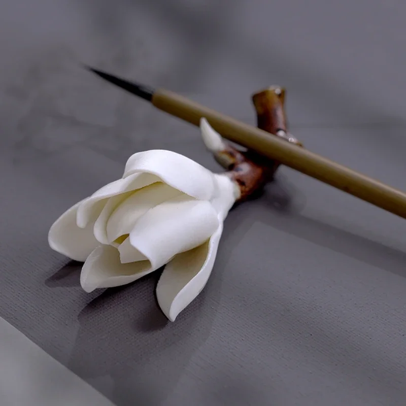 مجموعة حامل أقلام من زهور ماغنوليا المقلدة وأقلام السيراميك، مثالية لدعائم الزخرفية ومستلزمات كتابة الخط