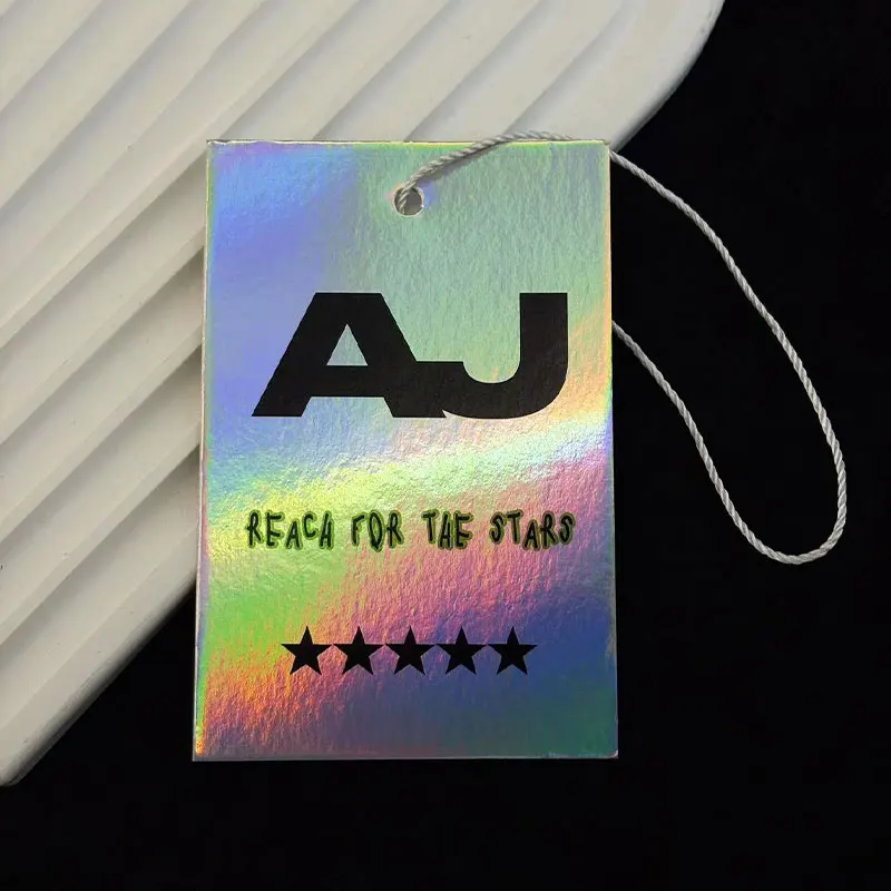 ป้ายแท็กแขวนเสื้อผ้าแบบกำหนดเอง 500 ชิ้น พิมพ์ลายโฮโลแกรมเลเซอร์สีเงินบนแผ่นฟอยล์ พร้อมป้ายแขวนกระดาษแข็งพิเศษสำหรับเสื้อผ้า