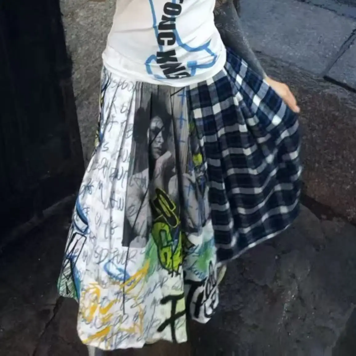 جديد في خريف وشتاء 2025 تنورة طويلة منقوشة بطيات مرقعة للنساء موضة 2025 تنانير متوسطة الطول ملابس نسائية