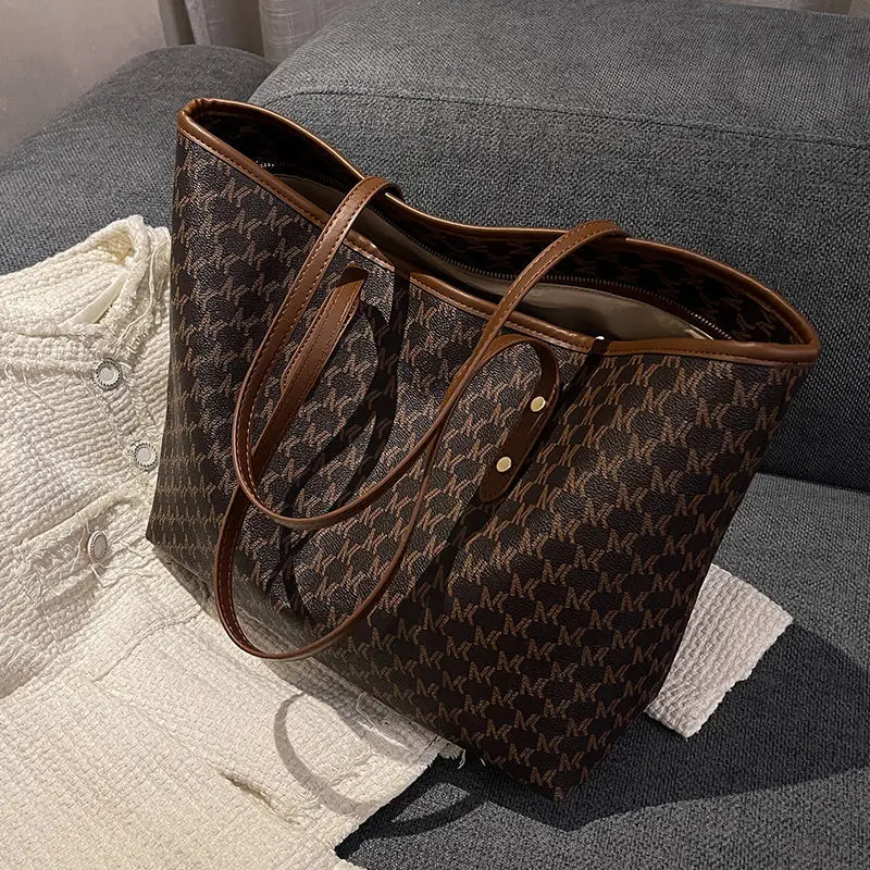 High end Design Big Bag 2024 New Fashion Light Luxury Women's Shoulder Bag Large Capacity Commuting Versatile Casual Tote Bag