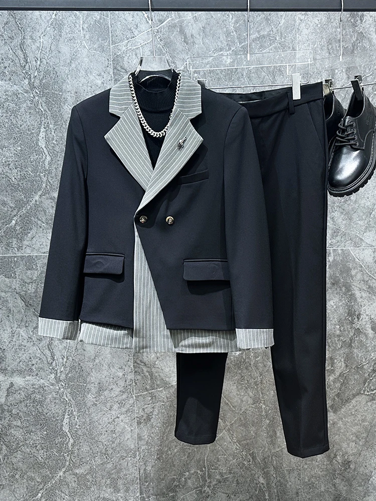 

Повседневный мужской костюм-двойка в полоску с пэчворком: модный и стильный дизайн, свободный крой, молодежный тренд, осенняя коллекция