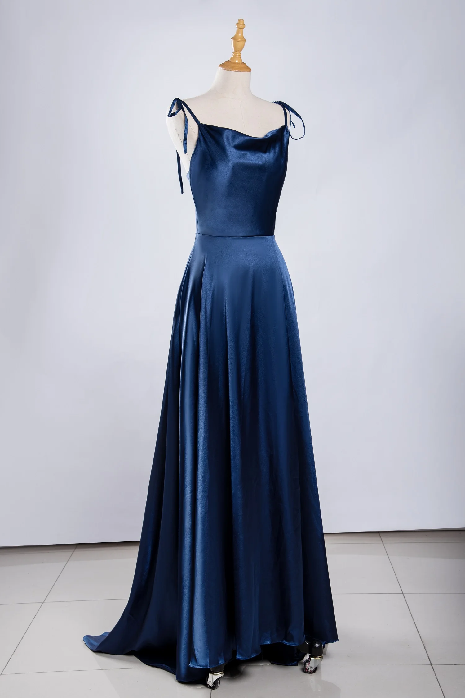 Robe de Rhlongue en satin bleu marine pour femme, bretelles spaghetti réglables, col bénitier, boule de soirée formelle, quoi que ce soit avec poches, fente