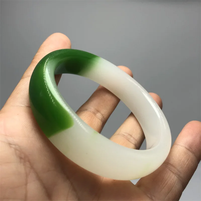 

Quartzite Jade White Bottom Floating Green Bracelet Emerald Ladies Flat Bracelet