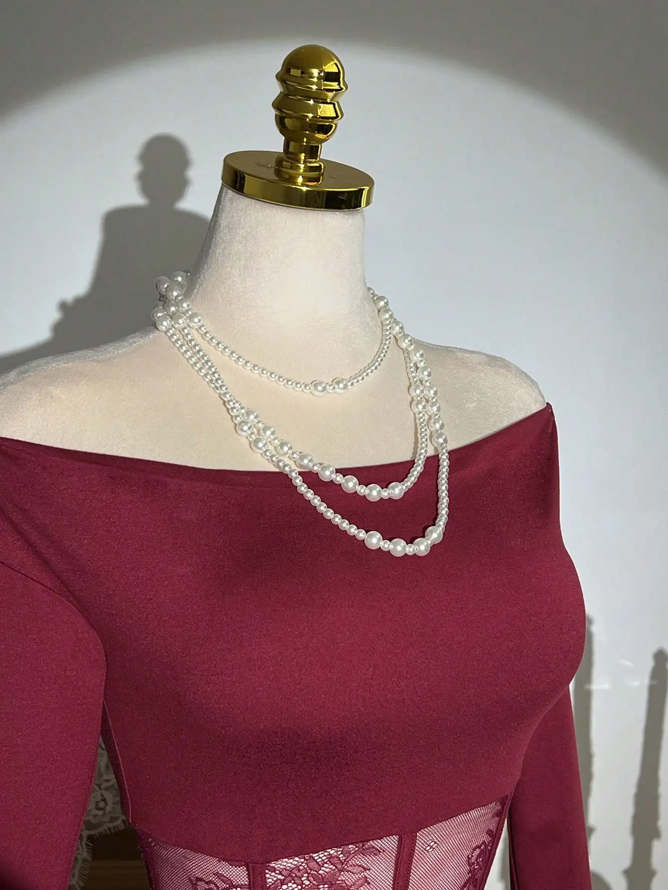 Vestido Mini Bodycon Vermelho Vinho com Ombros Descobertos, Manga Longa, Painel de Renda e Amarração Lateral