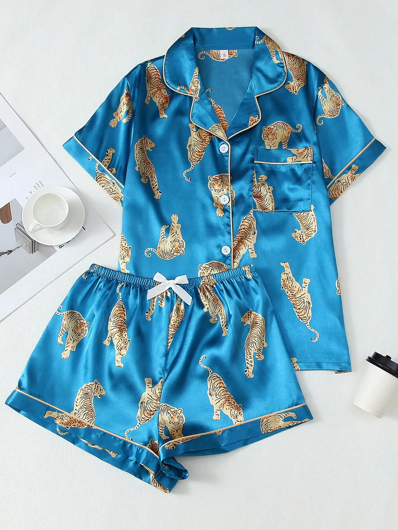 

Комплект из 2 предметов: атласная пижама с коротким рукавом и воротником, с животным принтом и шортами с бантом