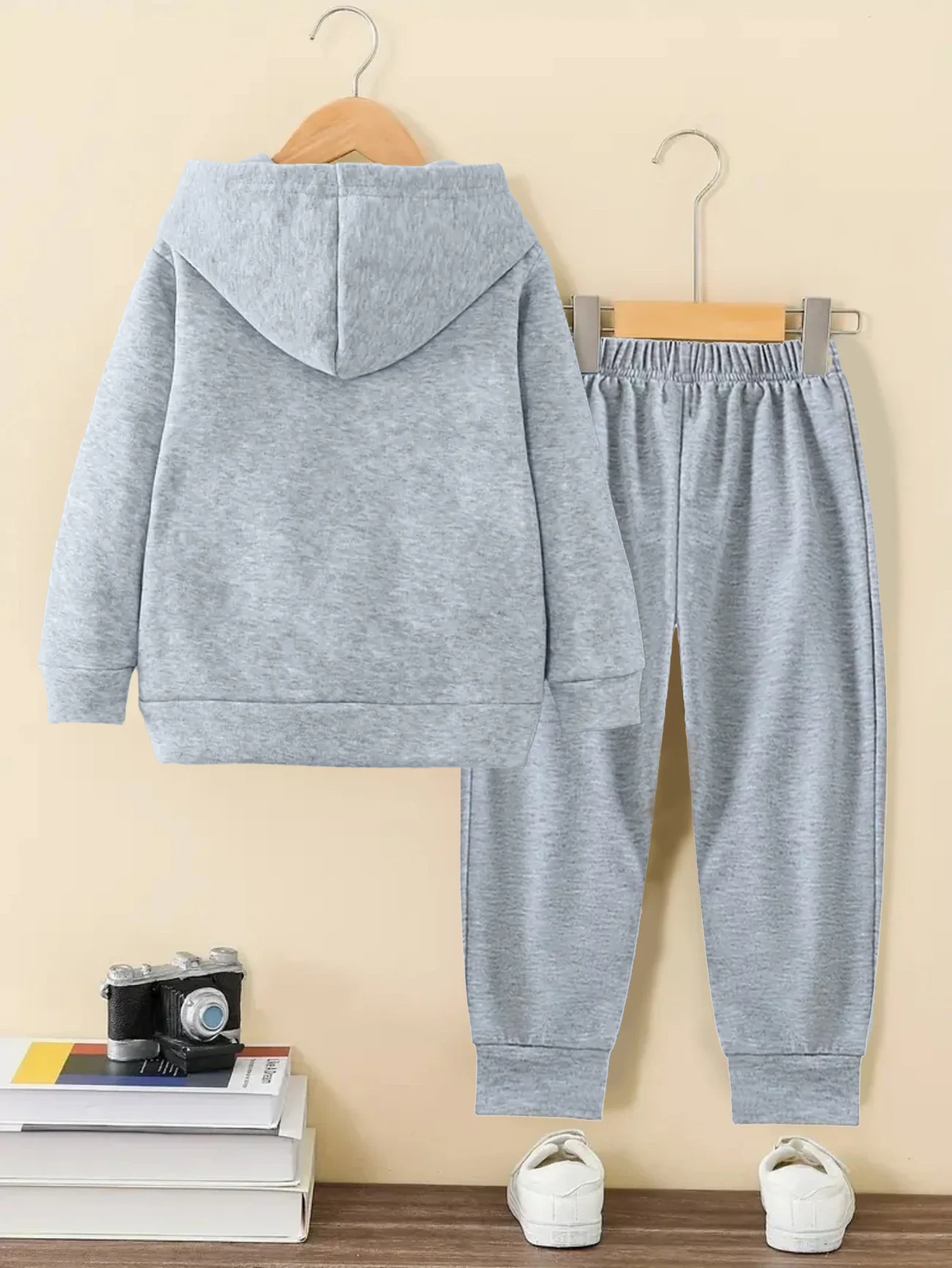 A Two-Piece Set Of Grey Cartoon Print Hooded Sweatshirt For Boys In Autumn