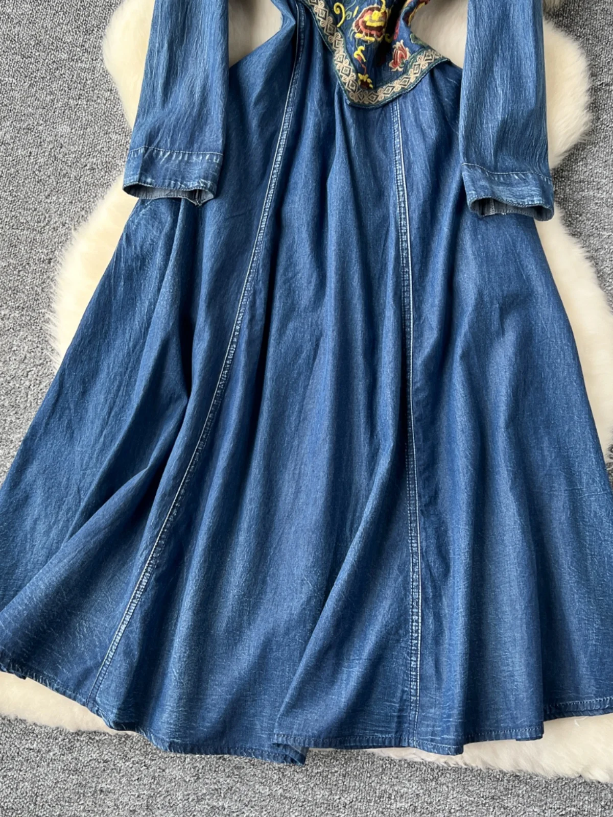 Abito vintage in denim con collo a polo da donna, design con bottoni a piastra ricamata, gonna lunga con temperamento di lusso leggero