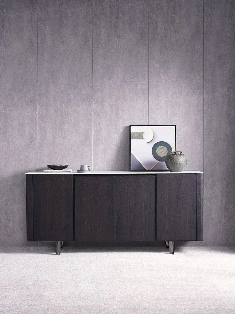 غرفة معيشة إيطالية فاخرة خفيفة، سطح بلاطة صخرية، خزانة جانبية لتناول الطعام، دخول بسيط على الحائط، خزانة مدخل، بلوط