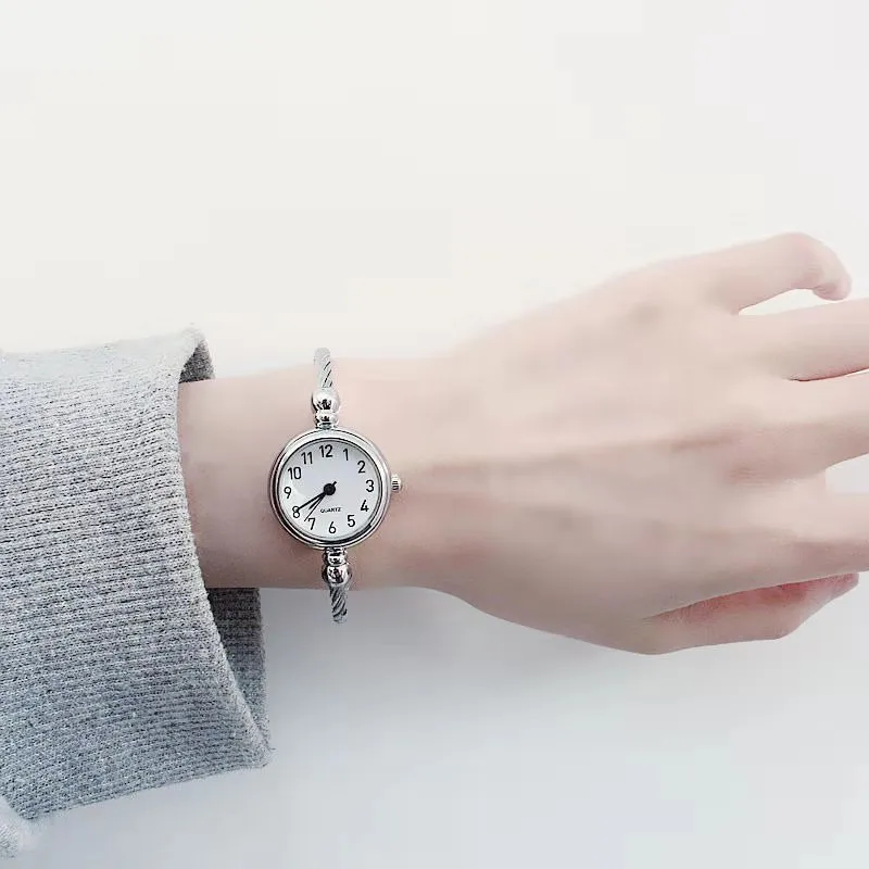 Mini montre personnalisée pour étudiante, bracelet féminin, style petit et exquis, simple et à la mode, tendance, robe décontractée