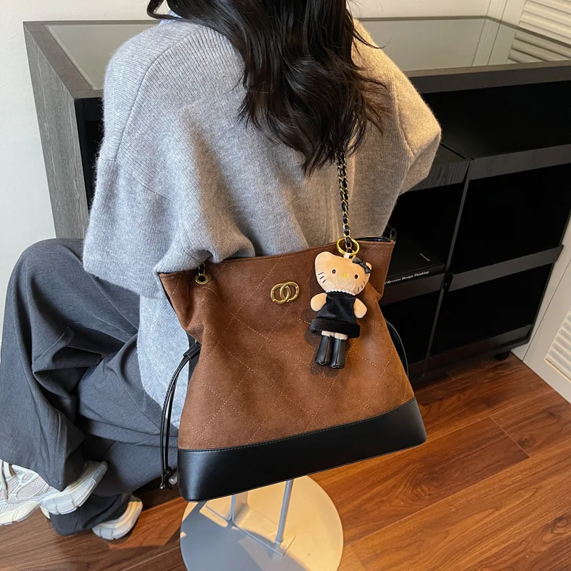 محفظة أنيقة من جلد الغزال البوهيمي 2025 حقيبة دلو كبيرة أنيقة غير رسمية للنساء حقيبة كتف كروسبودي