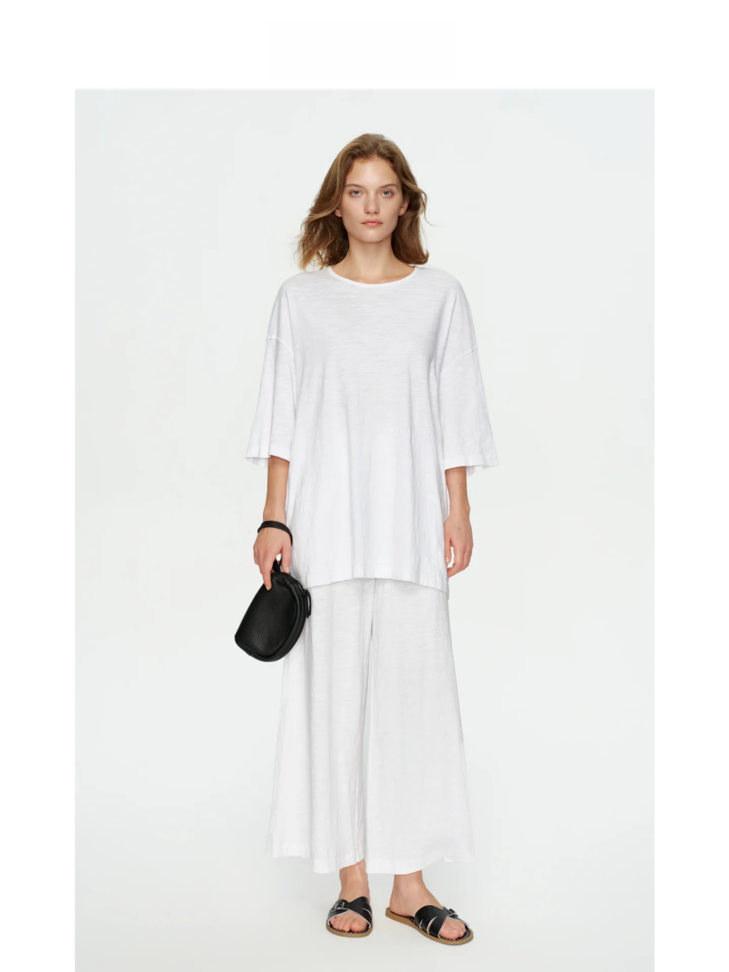 

Удобный комплект из бамбукового хлопка в стиле кэжуал: свободная футболка и брюки. Женская модная коллекция DE Mincollection. Весенняя коллекция.