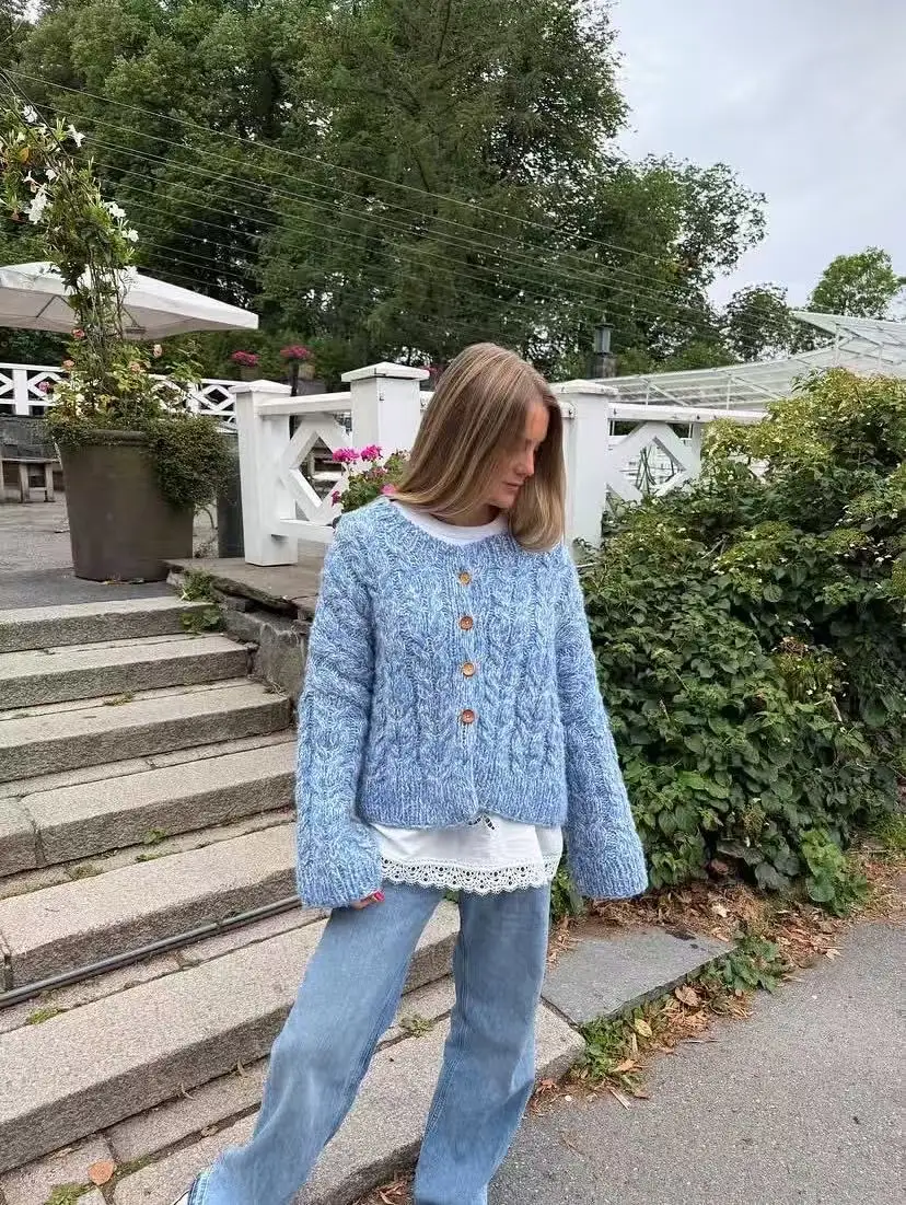 French retro hollow knitted cardigan for women in Spring and Autumn 2026, new niche long sleeved jacket top
