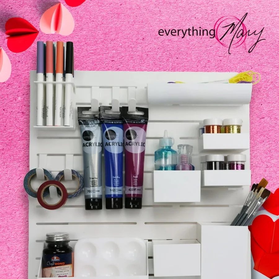 

Многофункциональный настенный органайзер с крючками и полками для эффективного хранения дома или в офисе, белый цвет, разработан для максимальной вертикальной организации пространства